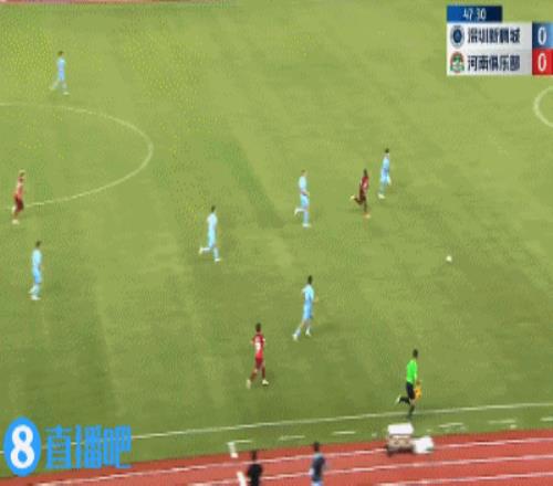 门将被直红罚下!深圳门将彭鹏出击铲倒阿奇姆彭,VAR改判红牌