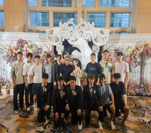 东体:徐根宝为弟子赵亮证婚武磊朱辰杰等几代崇明弟子到场祝贺