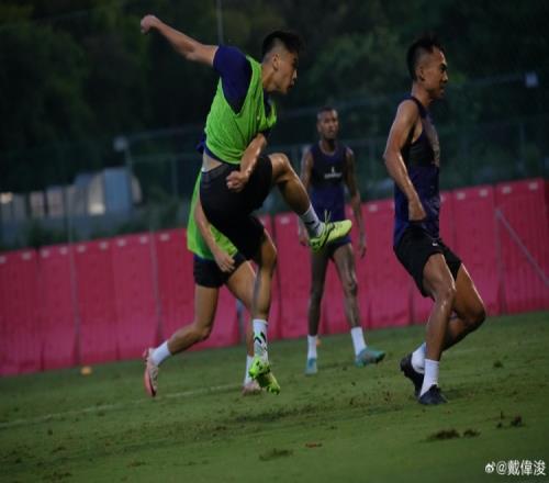 戴伟浚分享在深圳新鹏城的训练照:首训,期待比赛
