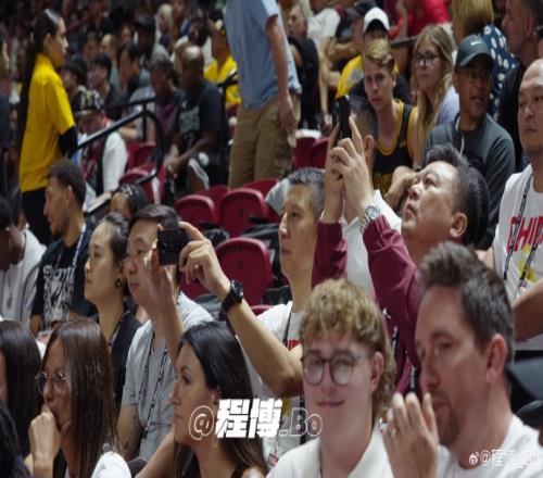 小崔夏联7分半钟贡献6分1助!郭士强现场观战崔永熙拿起手机记录