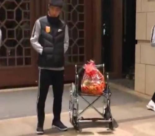 记者讽韦世豪:如果谈“双标”,为什么你的断腿飞铲也不是红牌