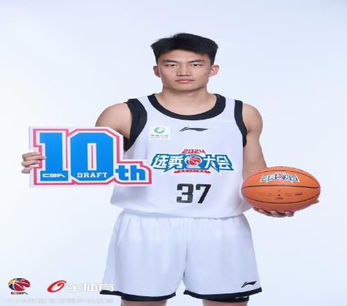 首轮第十三顺位!广州龙狮选择了来自中国民航大学的高宇坤!