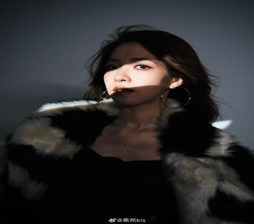 WOW女主持人希然分享美照:“那一瞥人潮如海的街”