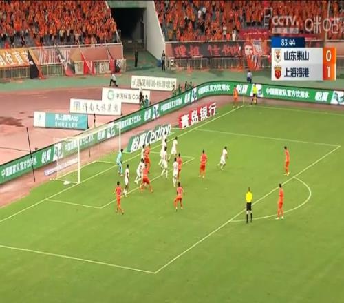 依旧忠橙!超过4万球迷来到现场观看泰山vs海港