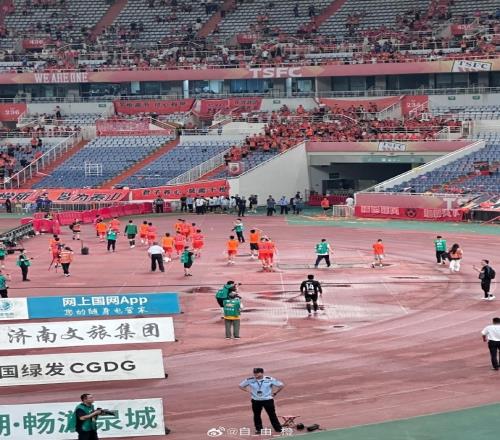 无声的抗议,众多球迷提前离场以示对山东泰山俱乐部的不满