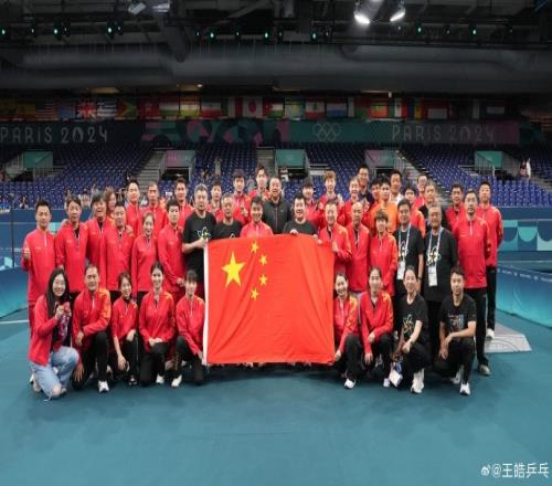 五金全部收入囊中，王皓等人一起在社媒晒乒乓球队全家福