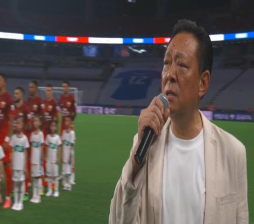 “阿德哥”现场领唱国歌!上海德比赛前气氛很燃