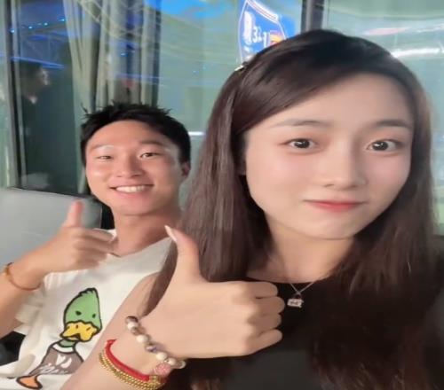 杨泽翔妻子晒看球视频:心与队友同在比赛场,我们有最棒的球迷