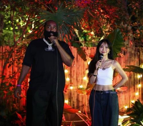 周玲安晒与哈登的合照:来了很多好朋友非常开心