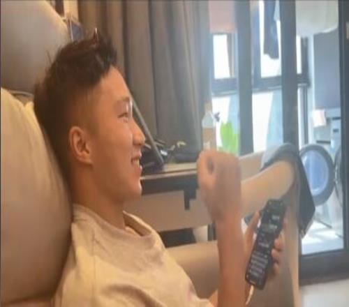 杨泽翔观看国足名单直播,看到自己被选中时握拳庆祝