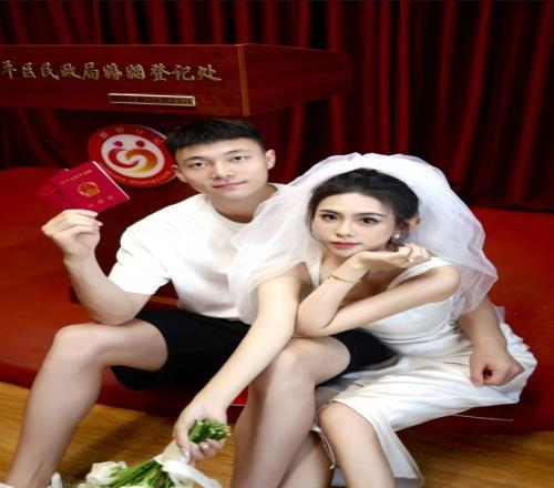 百年好合!鄢手骐妻子晒二人领证的合照:囍