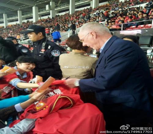 记者追忆埃里克森:即便是同城对手恒大的球衣,他仍有礼貌地签名