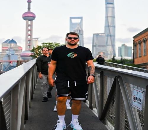 显眼的东方明珠东契奇晒帅照:中国行