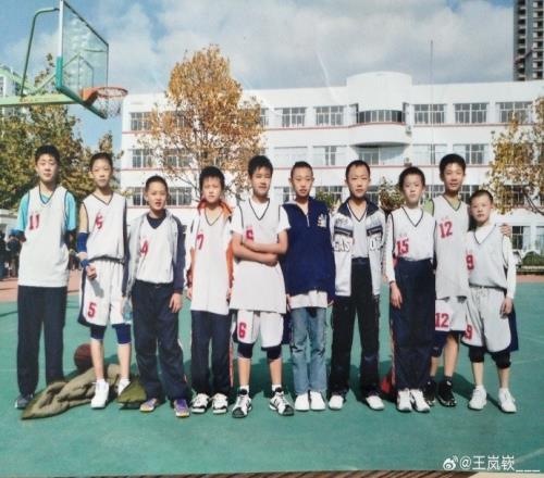 王岚嵚晒童年篮球赛合照:五年级夺得人生首个冠军
