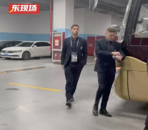 大战一触即发,柔佛新山全队身着黑色西装抵达浦东足球场