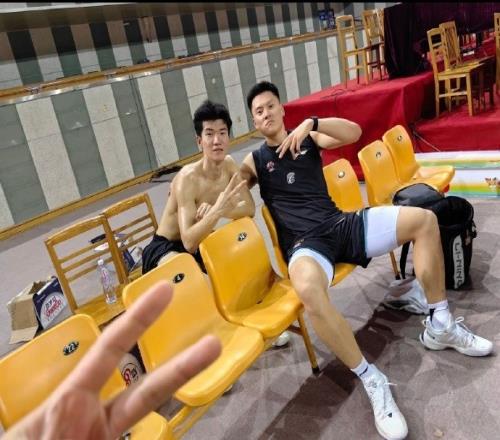 薛思佳:李弘权和偰李永炜顺利通过体测补测拿到新赛季上岗证