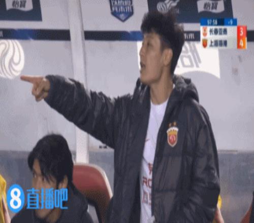 罕见一幕!武磊补时最后在替补席站着指挥喊叫