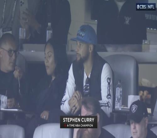 库里与妻子阿耶莎现场观战NFL直播画面介绍:4届NBA总冠军!