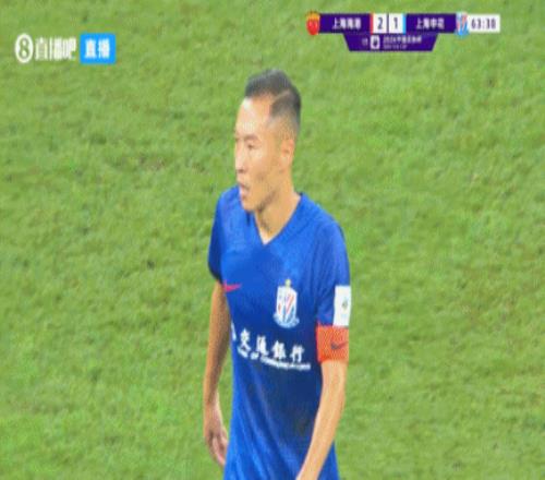超巨失误!鲍亚雄停球失误铲倒武磊送点,奥斯卡点射海港31申花