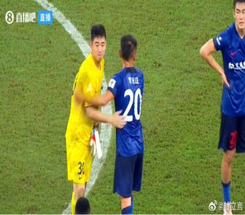 媒体人:本场鲍亚雄有不可推卸的责任颜骏凌在格局上也更胜一筹