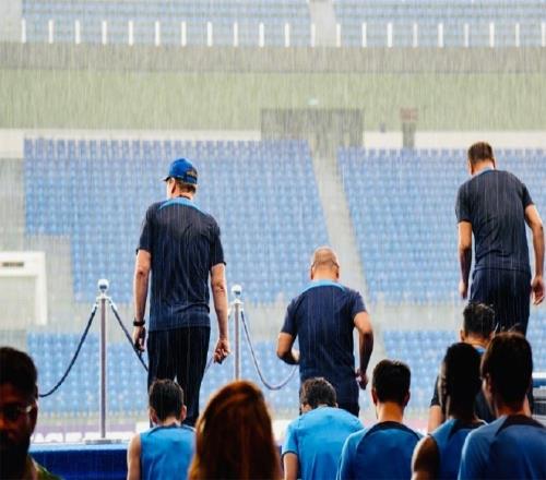 在当地的暴雨中,申花全队来到比赛场地完成了赛前适应场地训练