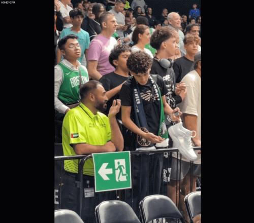 优质偶像!威少赛后将球鞋送给了场边的球迷自己光脚站立
