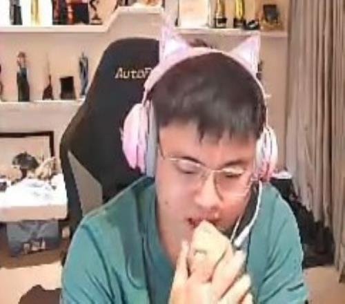 Uzi：到底谁还不玩卡莎杰克这皮肤是你的，别玩烬了玩卡莎吧