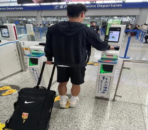 付出所有!记者晒照:武磊打完封闭前往青岛,国足队长始终坚定