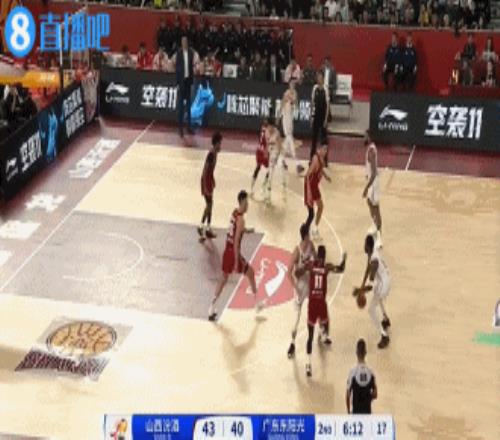 效率不高!巴顿17中6得到19分7板6助2断罚球9中5