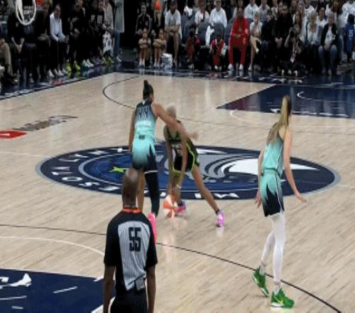 WNBA也疯狂！山猫球员秀空中换手超级拉杆