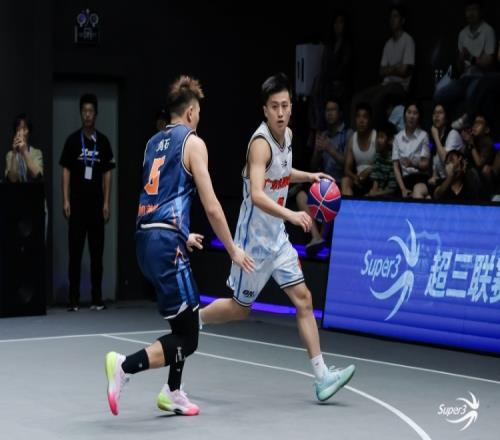 胡岳杀入篮下打进关键球!广东悦跑豹猫2120险胜深圳龙华启航