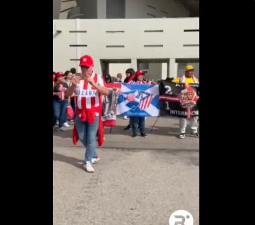 西媒:马竞球迷在球场外聚集,抗议主场部分看台被关闭