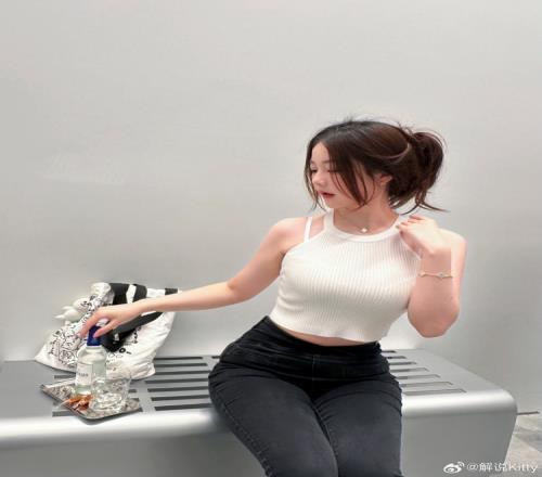 解说kitty分享照片：记得要多喝水哦
