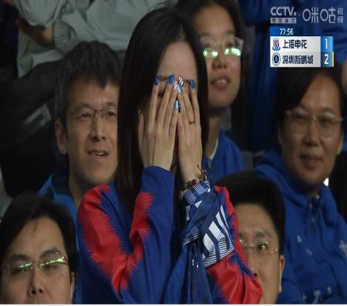 申花12落后!美女球迷捂脸不敢看,申花球迷表情严峻