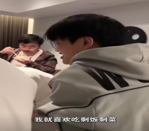 BLG队内花絮:只有Bin选手坐着吃饭XUN称喜欢吃剩饭