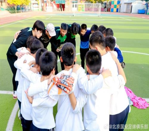 国安携手三里屯街道,走进朝阳实验小学开展足球进校园公益活动
