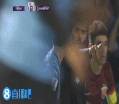 故意肘击!38岁家长昭博2黄变一红被罚下,海港多打一人