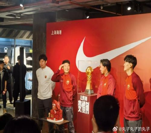 记者:武磊出席活动,众人为他准备蛋糕提前庆祝33岁生日