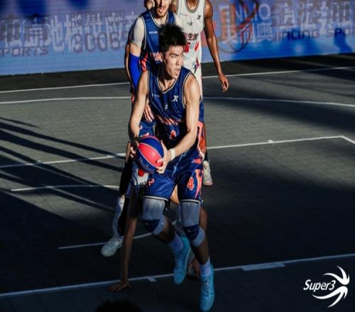 戴江旭篮下强势打进!浙江德清普徕1817战胜广东生涯挺进8强