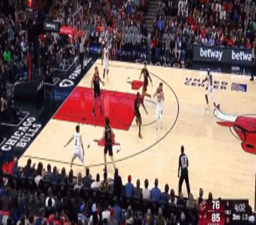 骑士全替补阵容扳平比分!勒韦尔和韦德各中三分尼昂打2+1