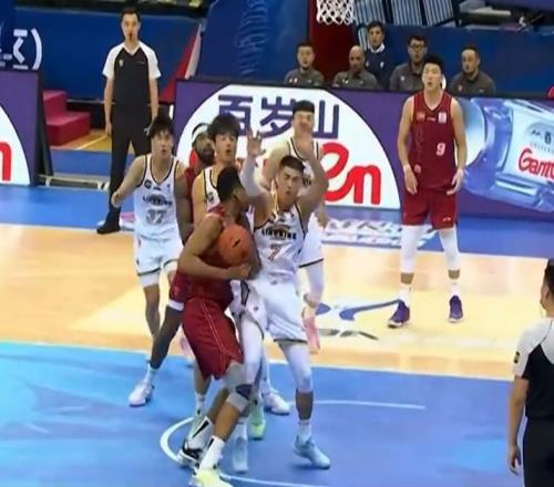 导演:赵率舟昨晚被丘天肘击遭遇肋骨骨裂将不再参加剩余杯赛