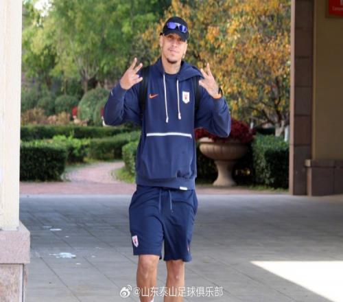 泰山队11月17日乘坐飞机前往温州市,备战与上海海港队足协杯决赛