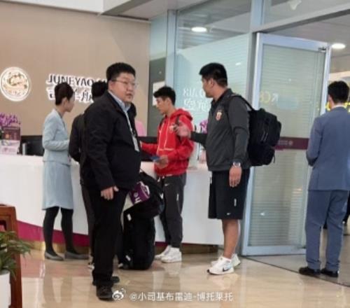 博主晒图:武磊飞往温州,从机场曝光的生图来看,恢复的很好