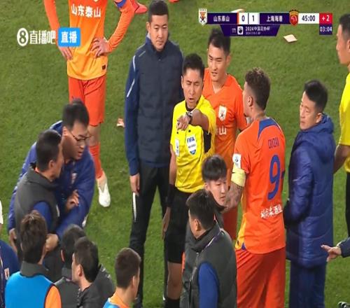媒体人:马宁咋上头了,俩黄牌问题不大,这会的管理有点多余