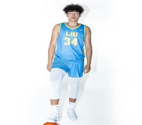 加油！李信仪今日对阵温斯洛普大学得到7分3板但防守端被隔扣