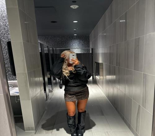 豹纹短裙+抹胸紧身衣!“GOAT”凯琼斯的女友晒照:比赛日