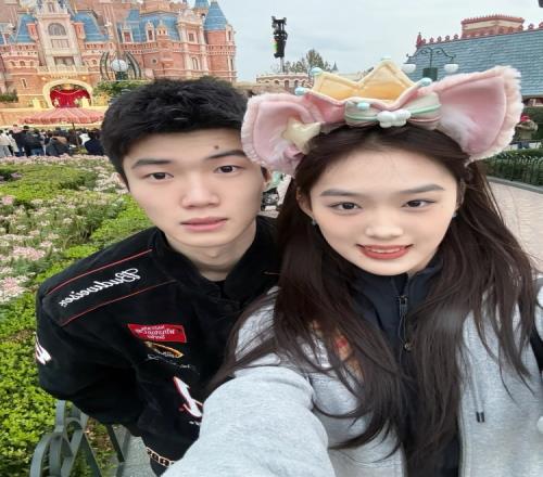 郎才女貌!偰李永炜社媒晒照与女友一起在迪斯尼游玩