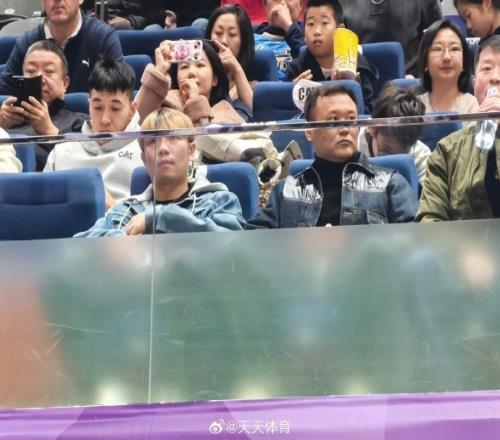 徐云龙、张稀哲观看CBA京城德比,见证孙悦球衣退役