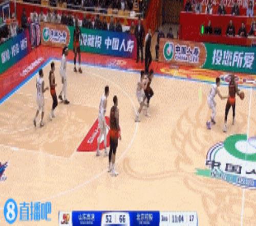 大举反击!克里斯独中3记三分山东5分钟轰出215反超打停北控