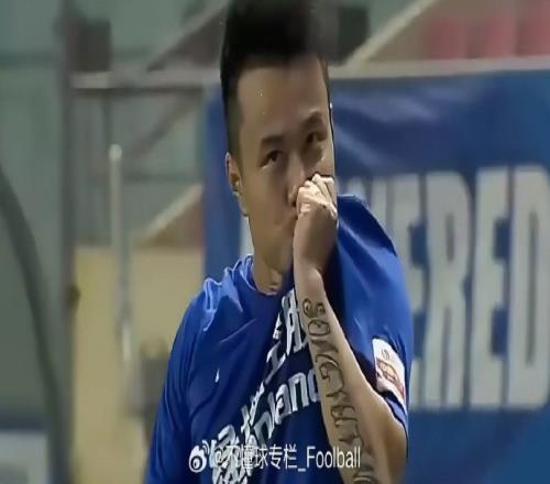 博主晒曹赟定庆祝动作:几乎所有的进球后都会亲吻申花队徽